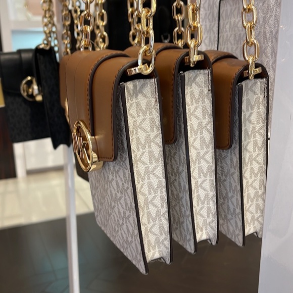 Michael Kors Carmen Small Logo Smartphone Crossbody Bag
Vanilla - Picture 3 of 16